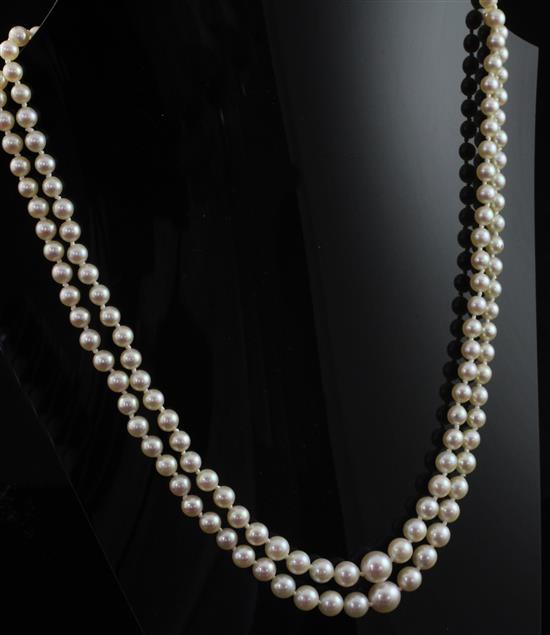 A double strand graduated cultured pearl necklace, 15.5in.